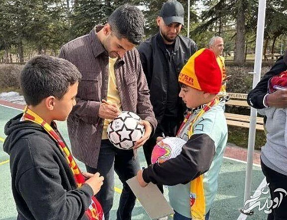 عکس| دیدار علی کریمی با زلزله‌زدگان ترکیه‌